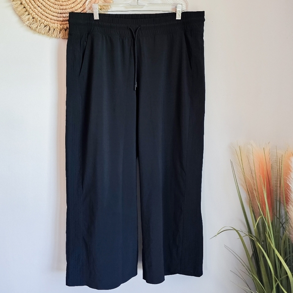 Athleta Avenue Black Wide Leg Crop Pull-on Active Travel Pants Womens Size 16 - Picture 2 of 14